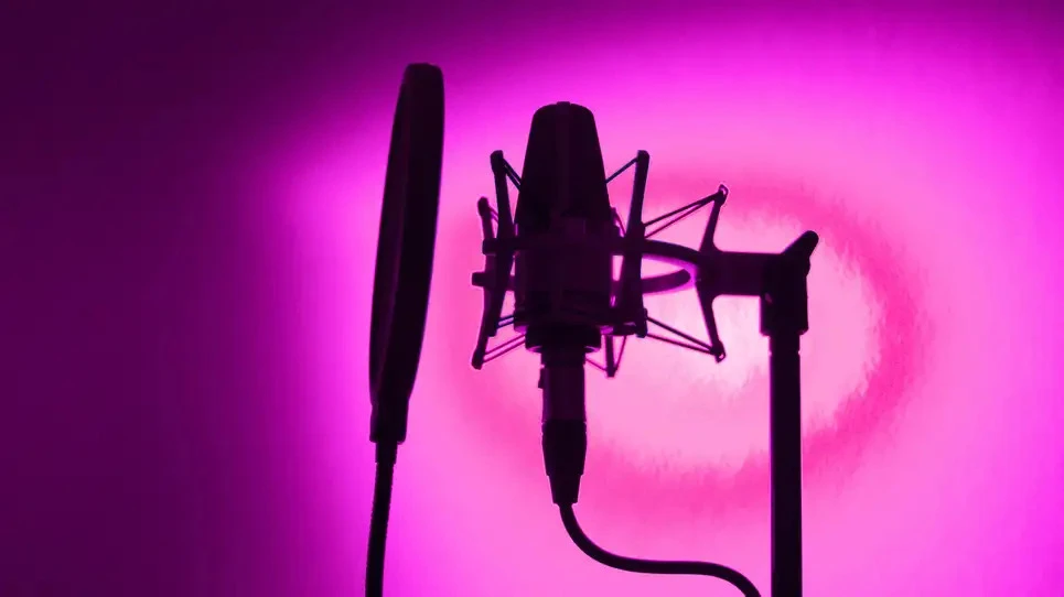 ai-duoc-su-dung-thay-the-dien-vien-long-tieng AI có thể được sử dụng để thay thế diễn viên lồng tiếng. Ảnh: edwardolive (Shutterstock)