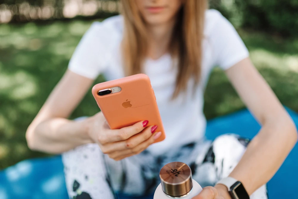 Sử dụng iPhone ở nơi công cộng nguy hiểm ra sao? Ảnh: Pexels
