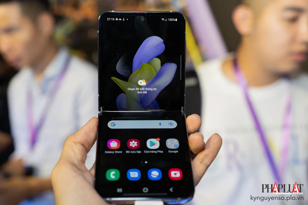 Đắt tiền và mất giá trị nhanh là nhược điểm của điện thoại gập. Ảnh: TIỂU MINH