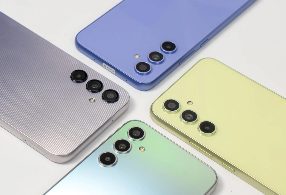 Cụm camera ở mặt sau của A54 và A34 gần như tương tự các phiên bản cao cấp. 