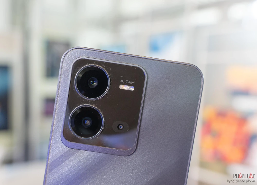 vivo V25 nổi bật với thiết kế mặt lưng chuyển sắc. Ảnh: TIỂU MINH