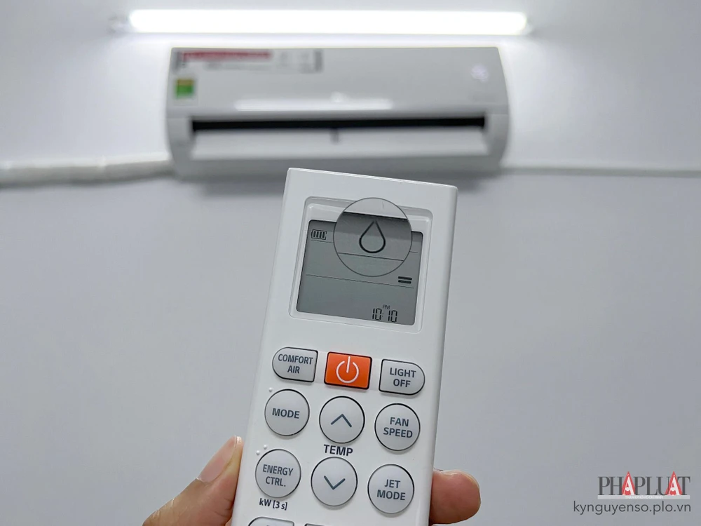 Vệ sinh lưới lọc máy lạnh định kỳ để cải thiện khả năng làm sạch không khí. Ảnh: TIỂU MINH