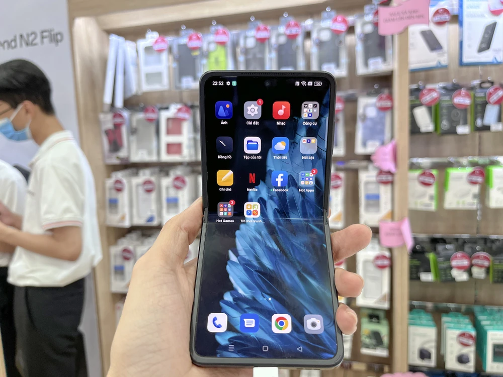 find-n2-flip Find N2 Flip có thiết kế khá ấn tượng với màn hình gập mở không nếp gấp. Ảnh: TIỂU MINH