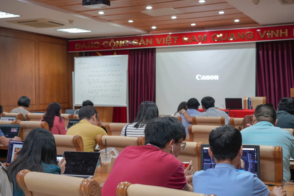 Khóa học bồi dưỡng kỹ năng sản xuất video cho báo điện tử trên điện thoại. Ảnh: TIỂU MINH