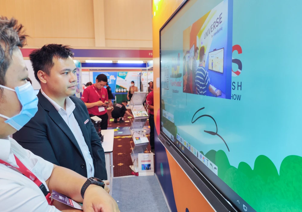 Màn hình tương tác ViewBoard giúp học sinh và giáo viên có nhiều trải nghiệm mới lạ, trực quan. Ảnh: TIỂU MINH