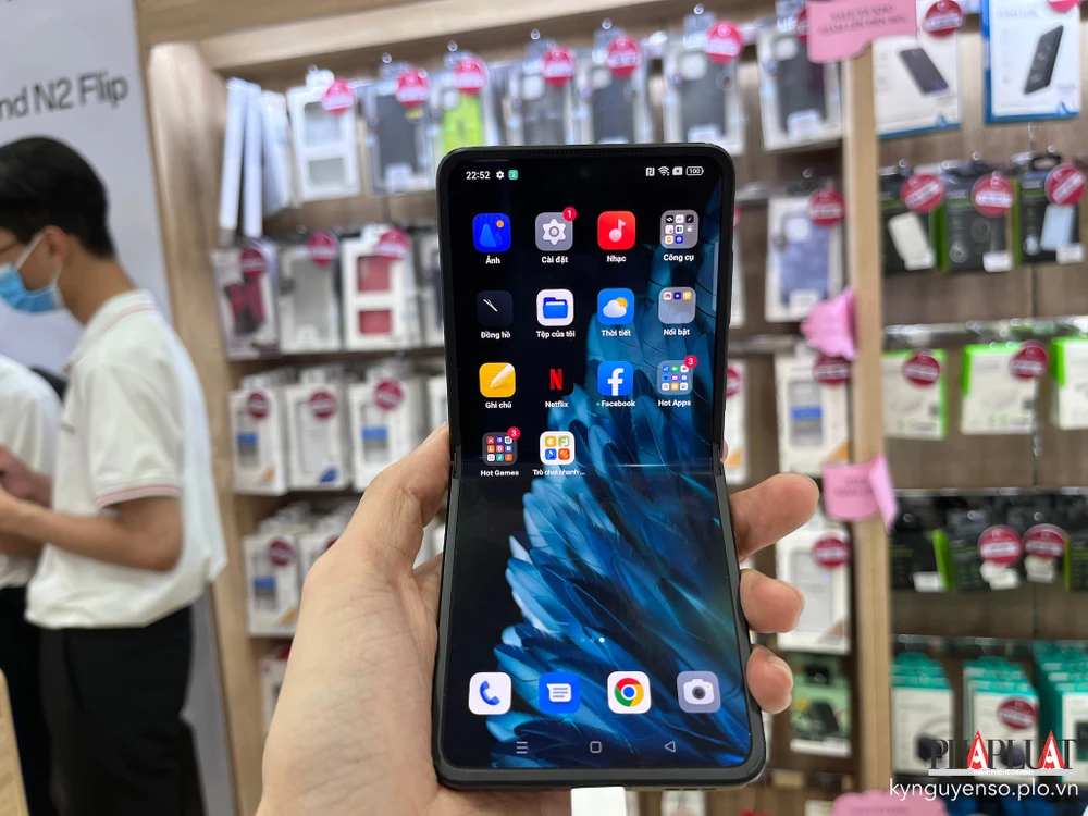 dien-thoai-gap-co-xu-huong-mat-gia-nhanh Điện thoại gập có xu hướng mất giá nhanh. Ảnh: TIỂU MINH