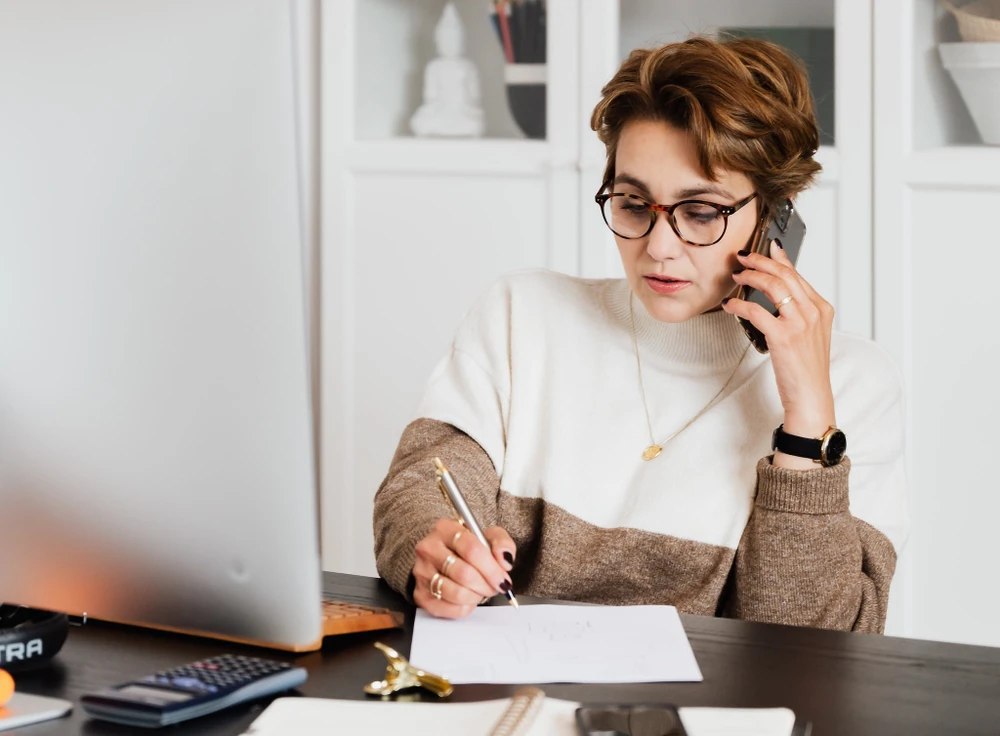 Gọi điện thoại di động nhiều có nguy cơ mắc cao huyết áp. Ảnh: Pexels