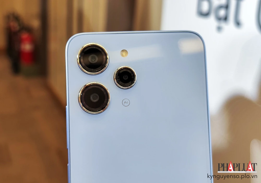 Redmi 12 nổi bật với cụm camera 50 MP, mặt lưng bóng bẩy. Ảnh: TIỂU MINH