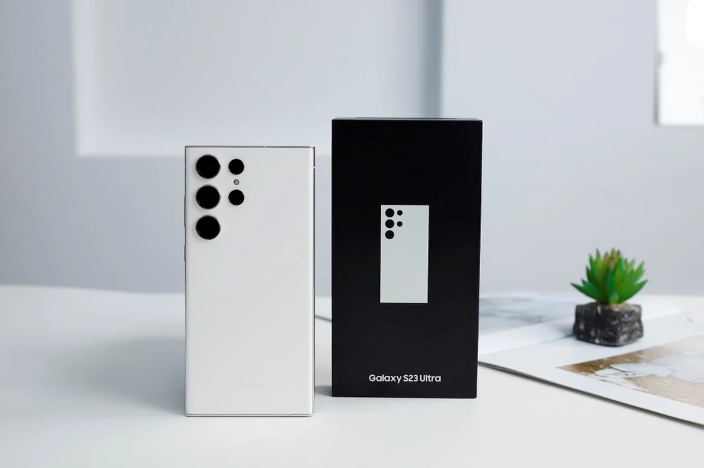 Galaxy S23 Ultra 512 GB hiện đang được giảm giá mạnh. Ảnh: TIỂU MINH