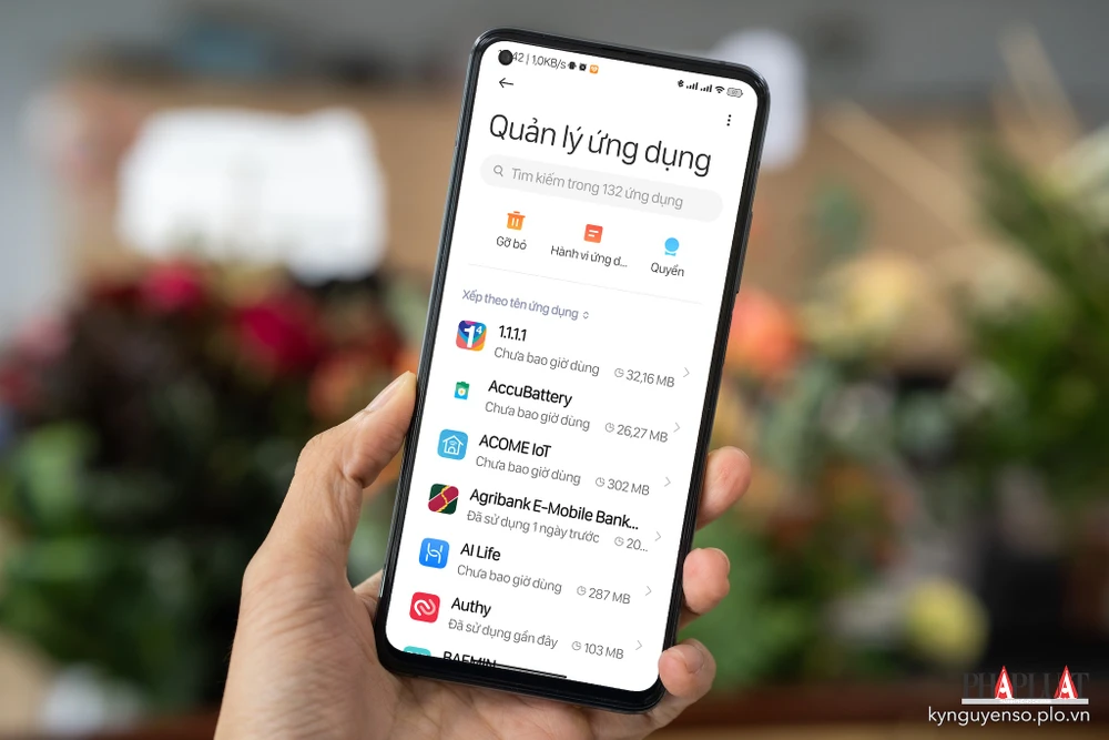 Nóng, chạy chậm, hao pin... là những dấu hiệu cho thấy điện thoại bị nhiễm phần mềm độc hại. Ảnh: TIỂU MINH