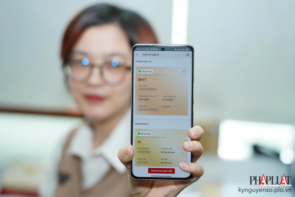 Xuất trình nhanh các giấy tờ cần thiết bằng VNeID. Ảnh: MINH HOÀNG