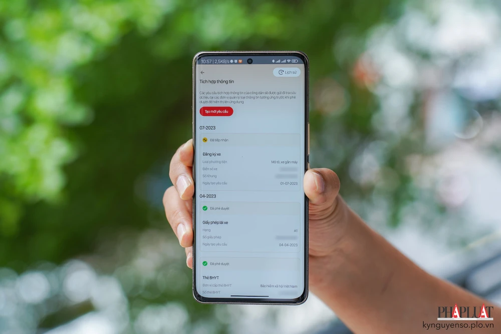 su-dung-giay-to-tren-vneid-thay-cho-giay-to-vat-ly Sử dụng giấy tờ tích hợp trên VNeID thay cho giấy tờ vật lý. Ảnh: MINH HOÀNG