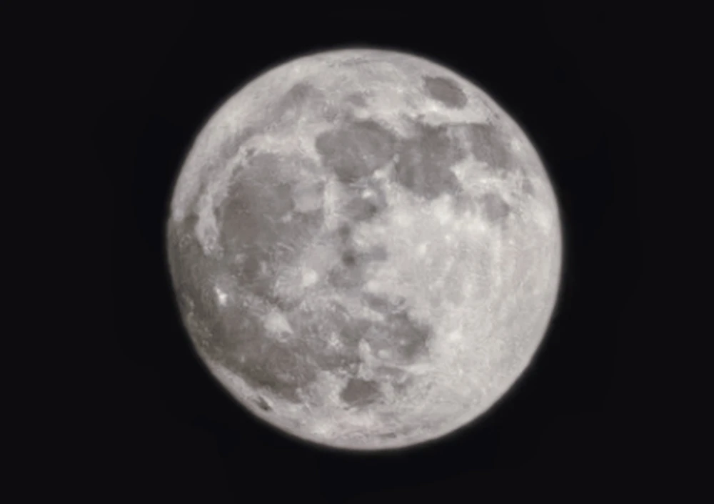 Mặt trăng được chụp lại vào tối ngày 2-7. Ảnh: TIỂU MINH