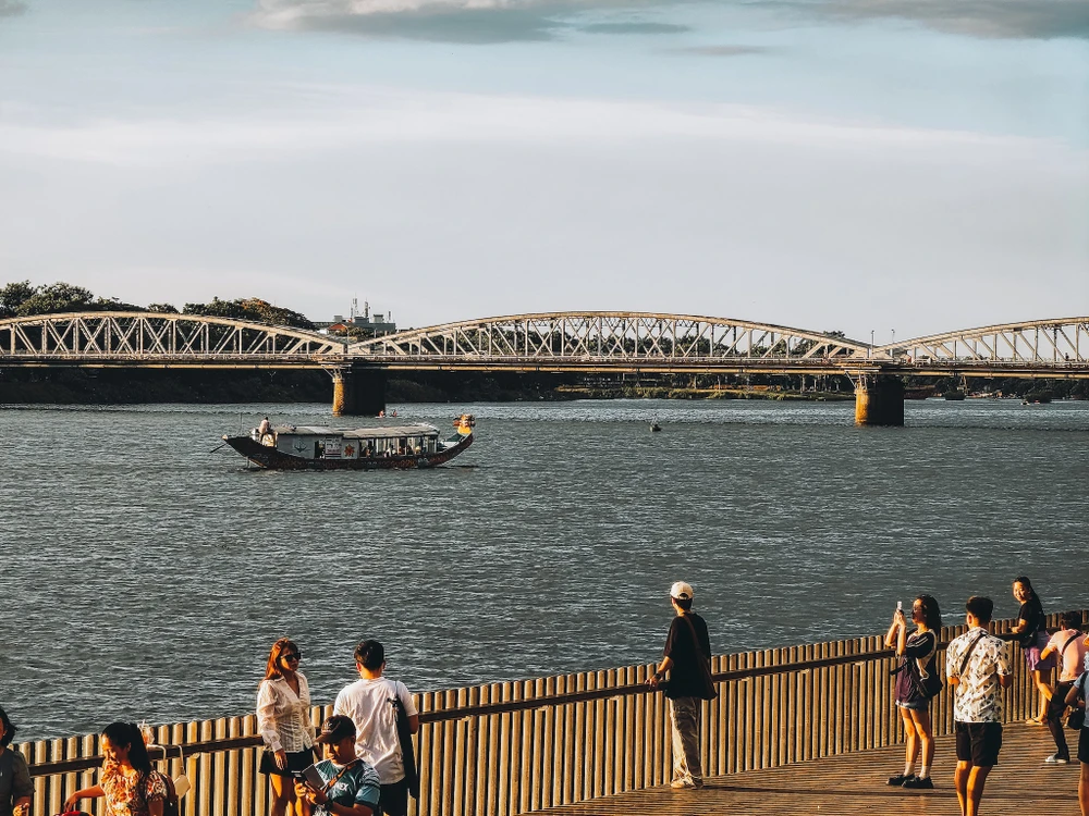 Người Việt thích đi du lịch có trải nghiệm ngoài trời. Ảnh: TIỂU MINH