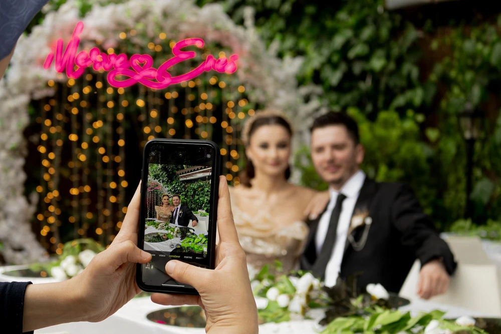 Hỗ trợ chụp ảnh giúp và giật điện thoại bỏ chạy. Ảnh: Pexels