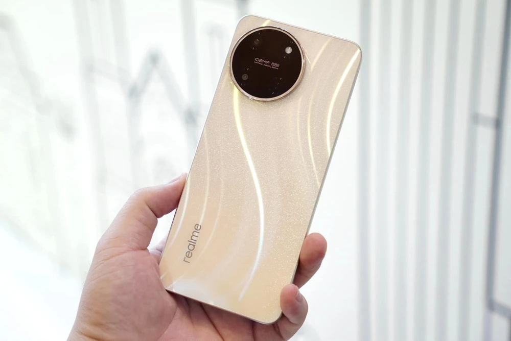 realme-11 Realme 11 có mặt lưng độc đáo với cụm camera tròn. Ảnh: TIỂU MINH