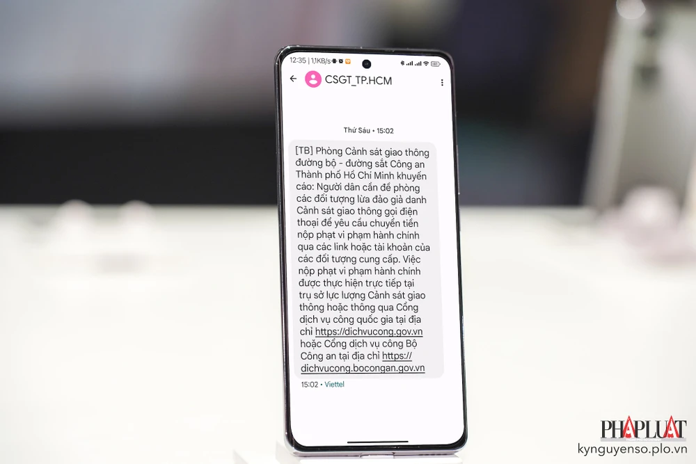 CSGT TP.HCM gửi tin nhắn cảnh báo người dân đề phòng các đối tượng giả mạo CSGT. Ảnh: TIỂU MINH