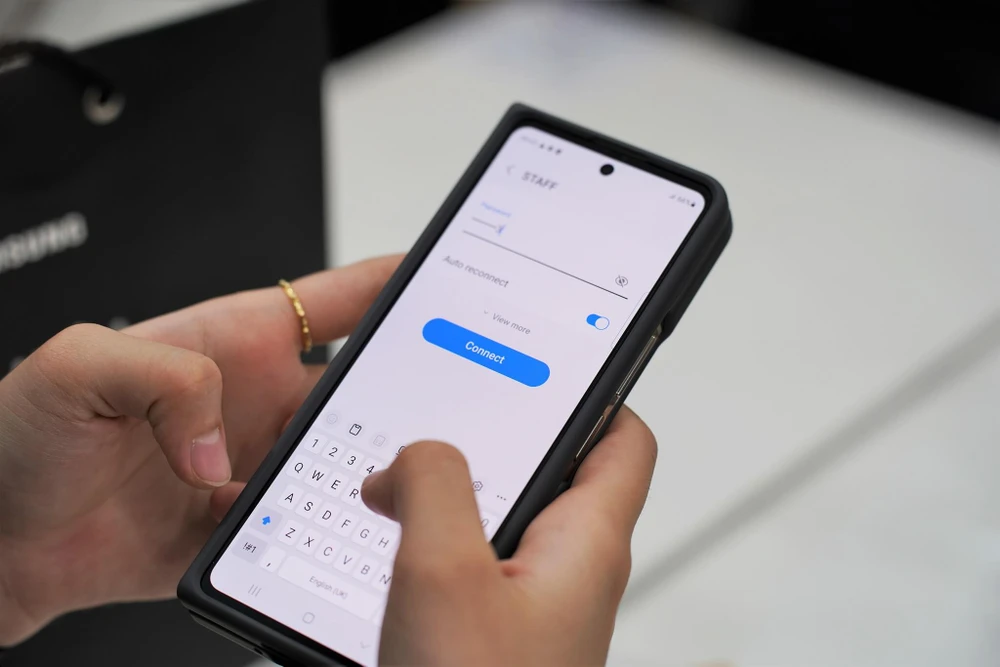 nguoi-dung-nhan-fold-5-va-kich-hoat-ngay-tai-cua-hang Người dùng nhận Fold 5 và kích hoạt ngay tại cửa hàng. Ảnh: TIỂU MINH