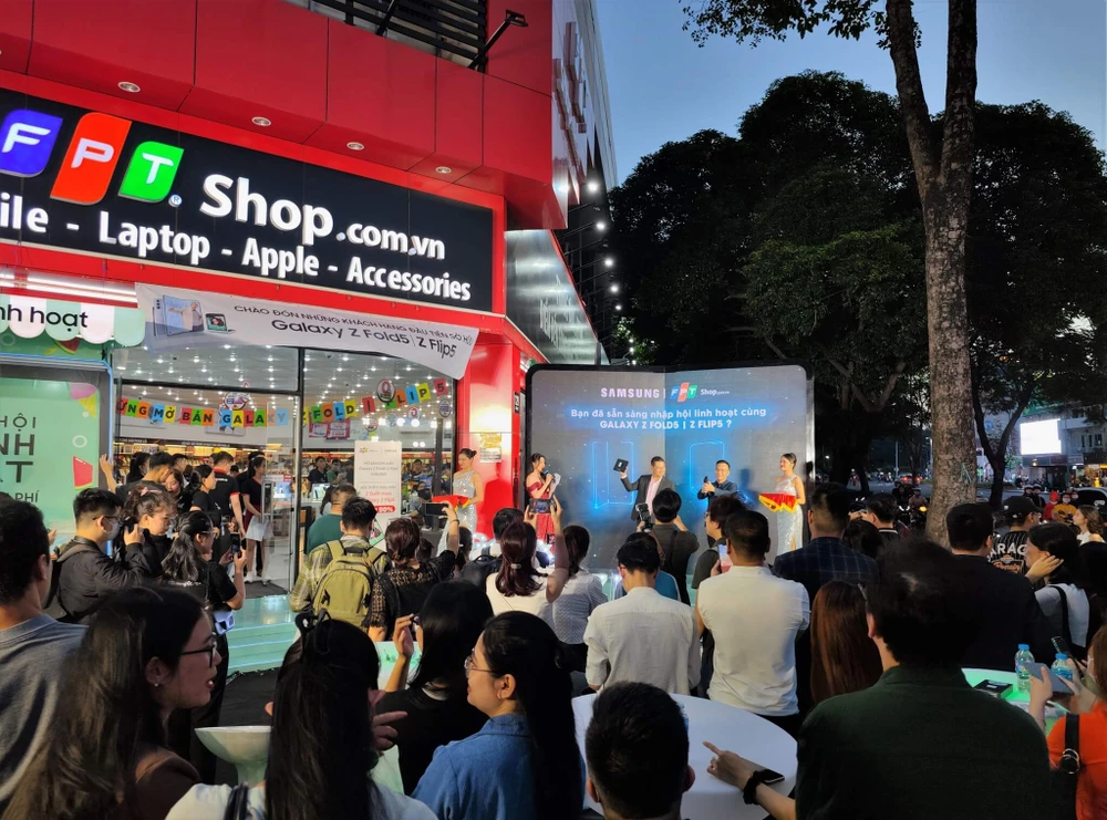 fpt-shop-mo-ban-z-fold-5-va-flip-5 Lượng đơn đặt hàng Z Fold 5 và Flip 5 tại FPT Shop tăng 20% so với phiên bản trước. Ảnh: TIỂU MINH