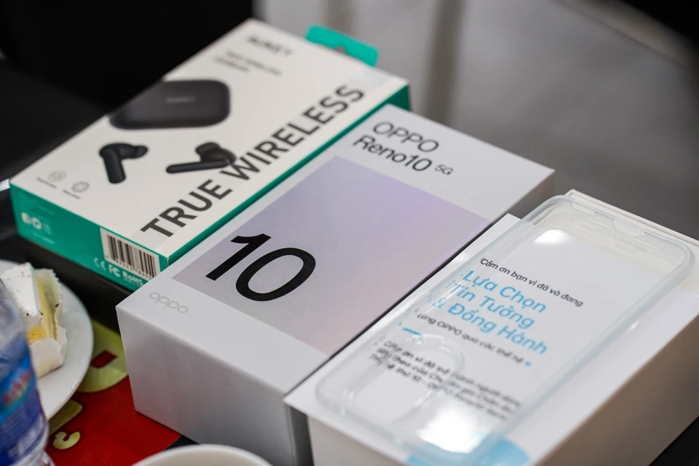 mo-ban-reno-10 Theo ghi nhận, chỉ sau 9 ngày mở chương trình đặt trước, Reno 10 (9,9 triệu đồng) đã có hơn 23.000 đơn đặt hàng, tăng 10% so với phiên bản tiền nhiệm. Ảnh: TIỂU MINH