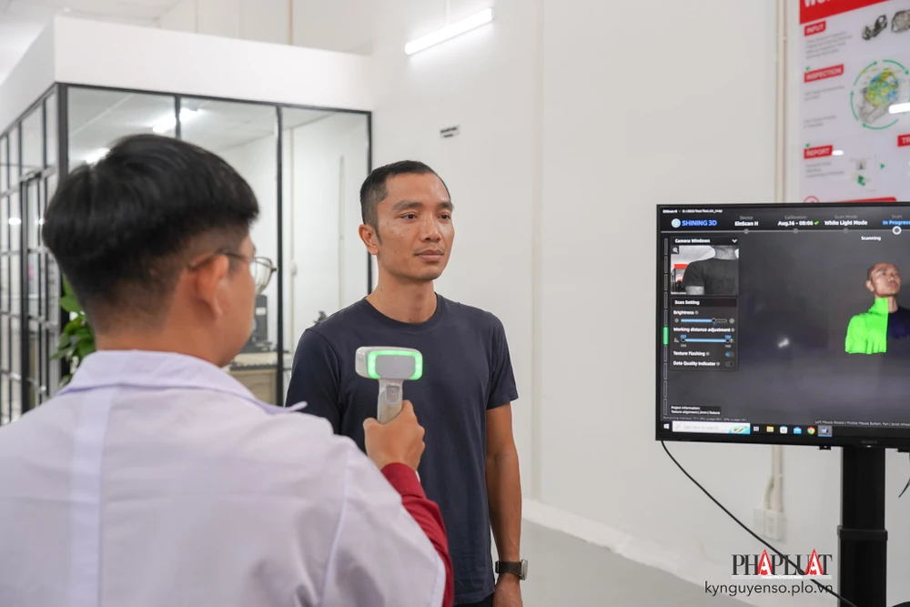 Máy quét để tạo thiết kế 3D trên máy tính. Ảnh: TIỂU MINH