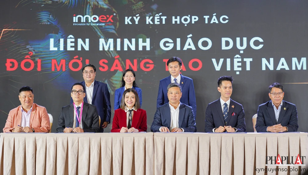 Các trường ĐH ký kết hợp tác Liên minh Giáo dục Đổi mới sáng tạo Việt Nam. Ảnh: TIỂU MINH