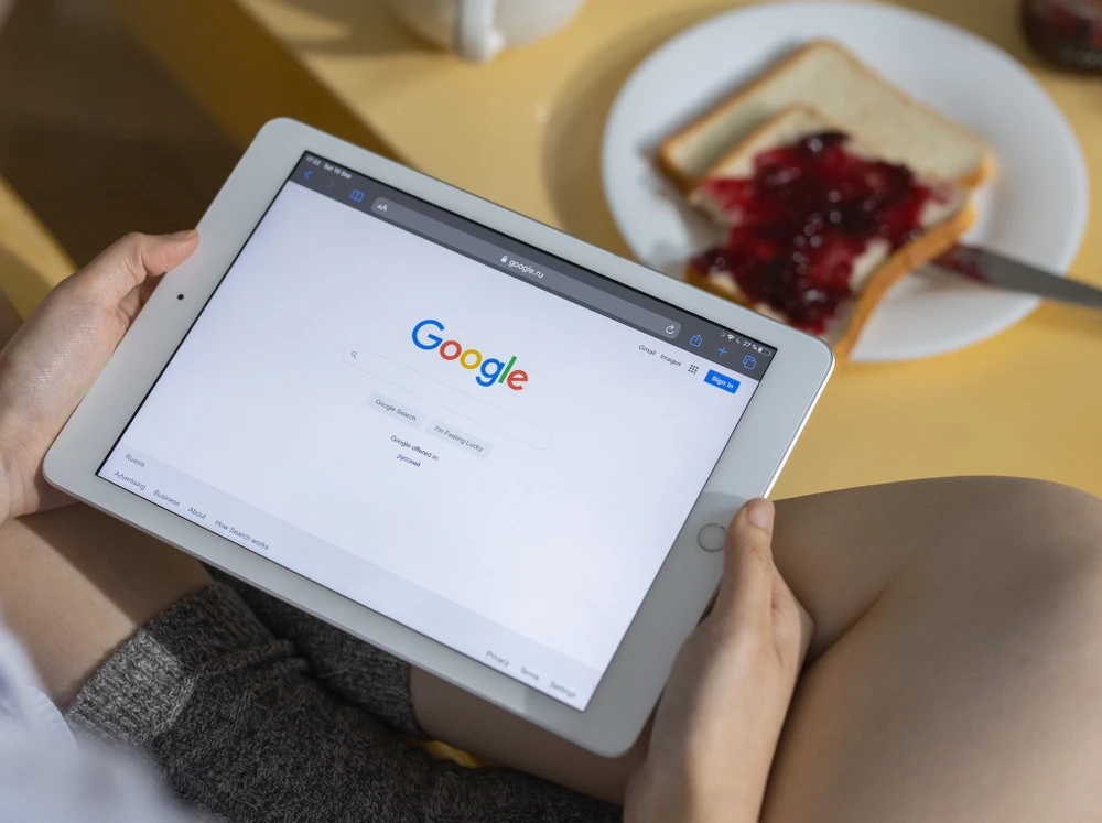 Google theo dõi lịch sử lướt web để phân phối quảng cáo. Ảnh: Pexels