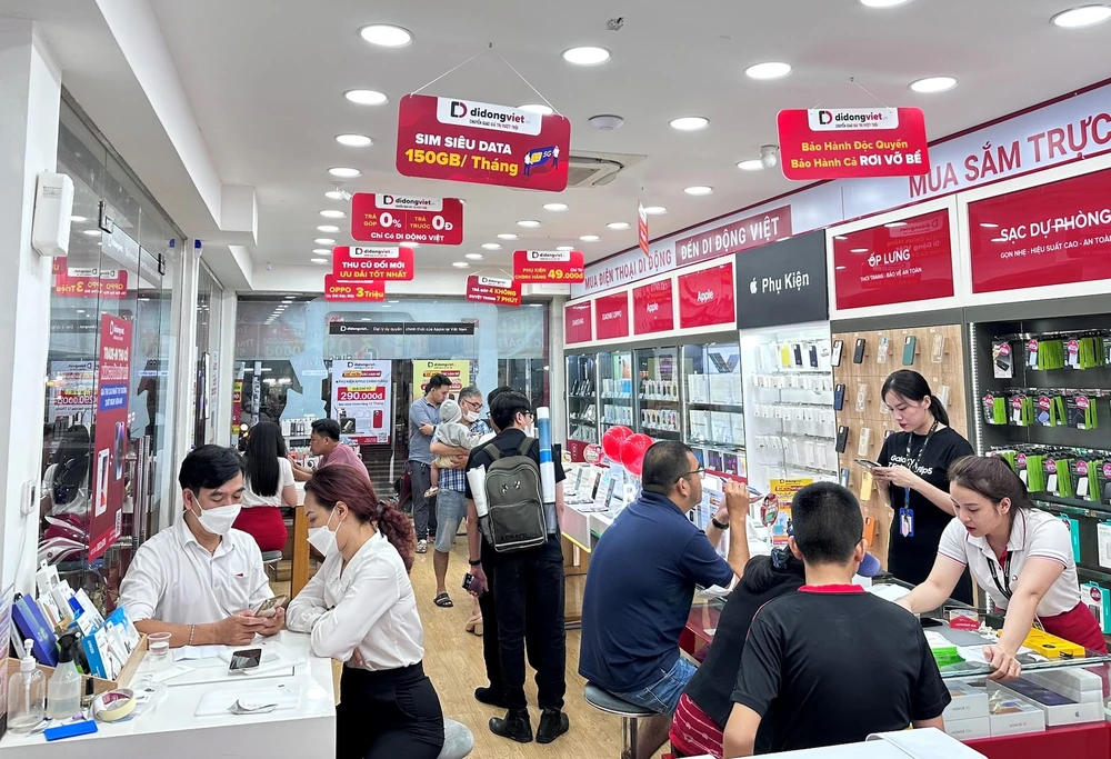 Nhiều người dùng chọn mua iPhone tại Di Động Việt