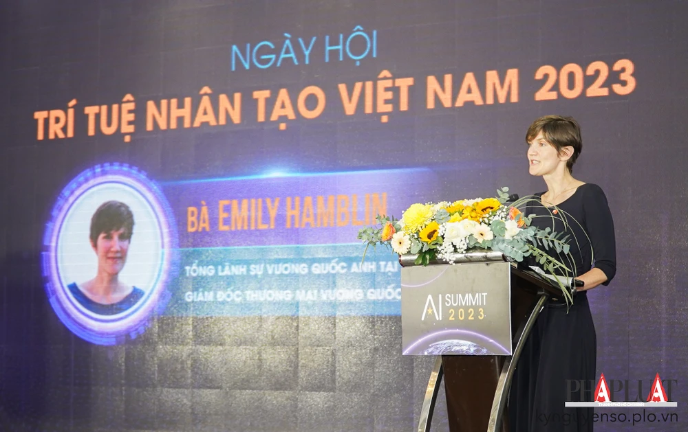 Bà Emily Hamblin - Tổng Lãnh sự Vương Quốc Anh tại TP.HCM chia sẻ tại ngày hội trí tuệ nhân tạo Việt Nam 2023. Ảnh: TIỂU MINH