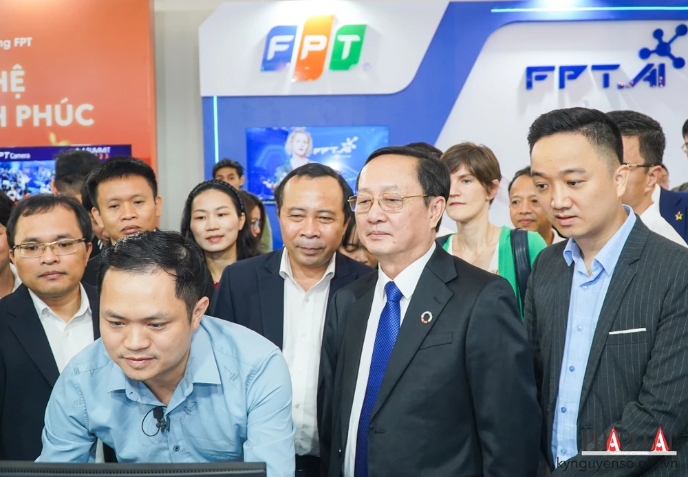 Bộ trưởng Bộ KHCN Huỳnh Thành Đạt và các chuyên gia tham quan các gian hàng tại ngày hội trí tuệ nhân tạo Việt Nam 2023. Ảnh: TIỂU