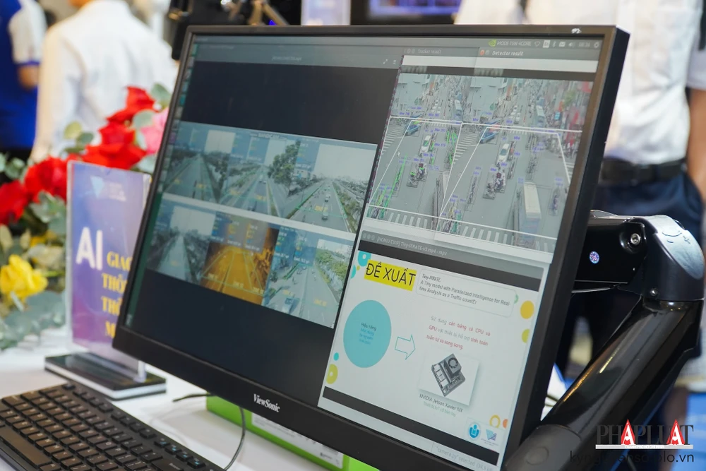 Hệ thống giám sát giao thông thông minh của các bạn sinh viên trường ĐH Quốc tế, hiện đang được lắp đặt tại một số nút giao quan trọng tại TP.HCM, theo dõi lưu lượng xe cộ, tốc độ di chuyển… Ảnh: TIỂU MINH