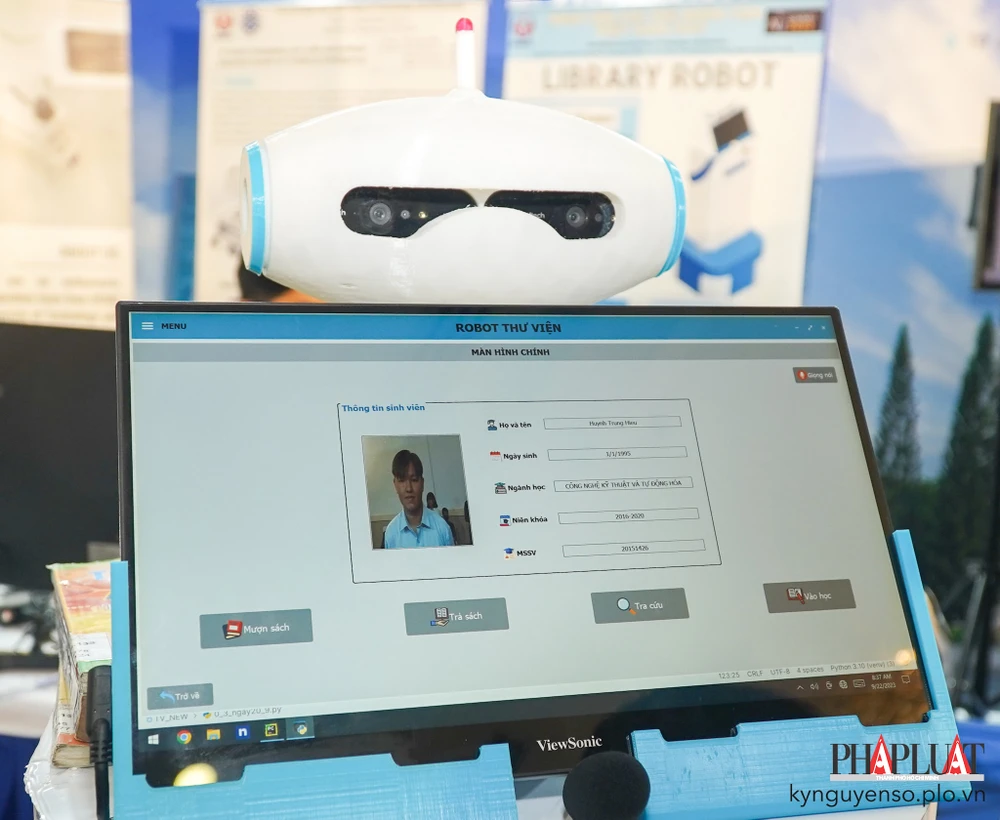 Robot thông minh quản lý thông tin sinh viên, dữ liệu sách, theo dõi hoạt động quản lý trong thư viện của các bạn sinh viên trường ĐH Sư phạm Kỹ thuật TP.HCM. Ảnh: TIỂU MINH