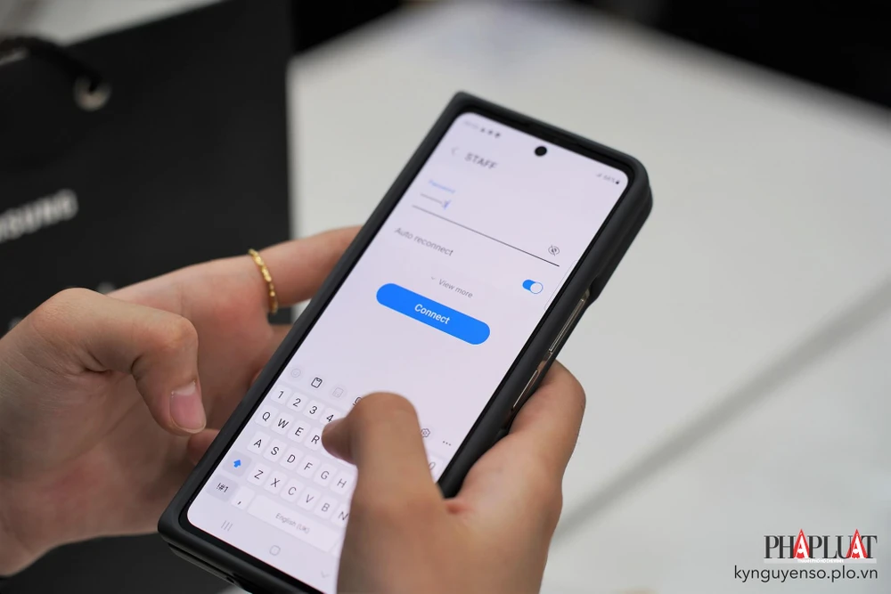 Điện thoại gập Z Fold 5 cũng giảm giá mạnh cuối tháng 9-2023. Ảnh: TIỂU MINH