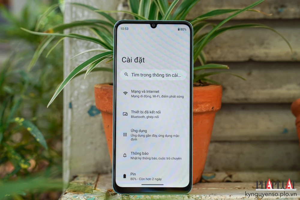 Realme C51 chạy trên nền tảng Android 13 được tinh chỉnh lại. Ảnh: TIỂU MINH