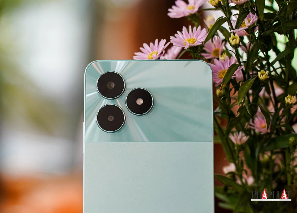 Mặt sau của realme C51 là cụm camera kép. Ảnh: TIỂU MINH
