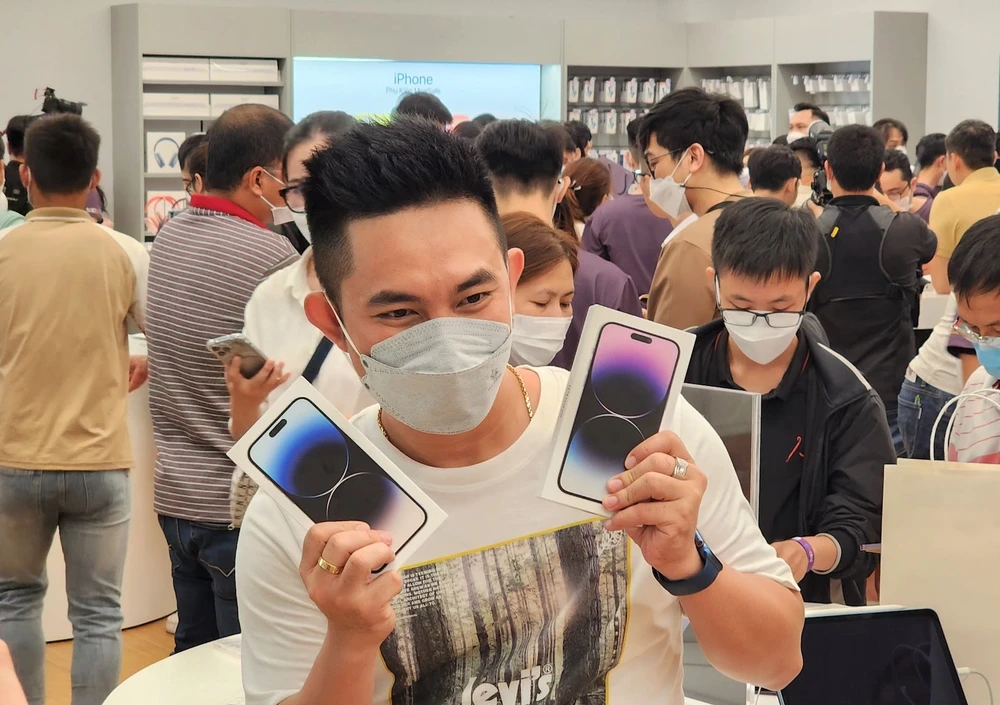 Người trẻ sẵn sàng chi tiền để sở hữu iPhone. Ảnh: TIỂU MINH
