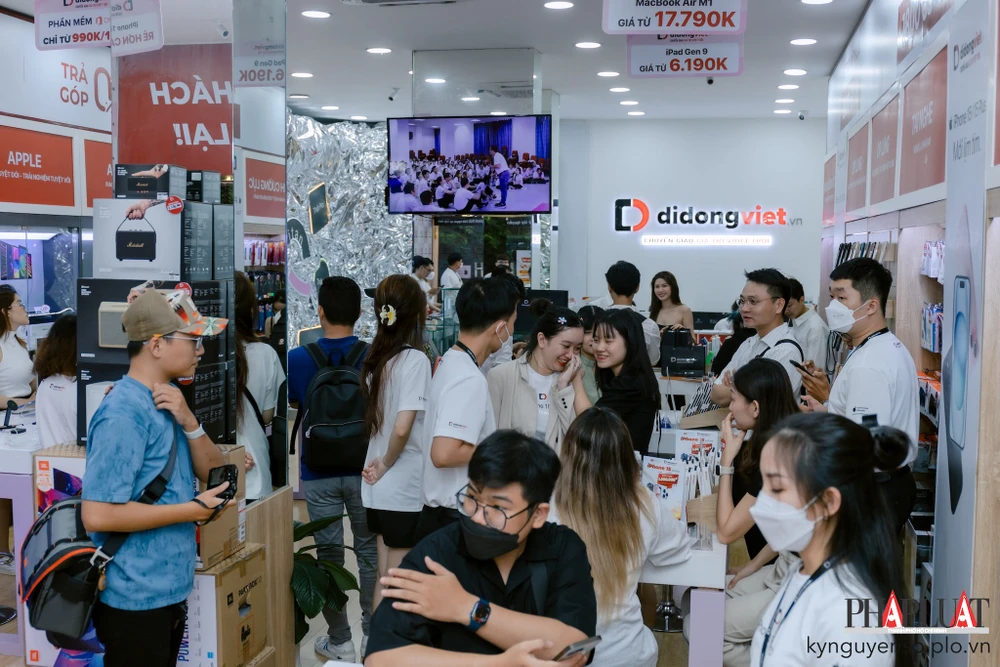 Cửa hàng sáng đèn giao iPhone 15 series trong đêm. Ảnh: TIỂU MINH