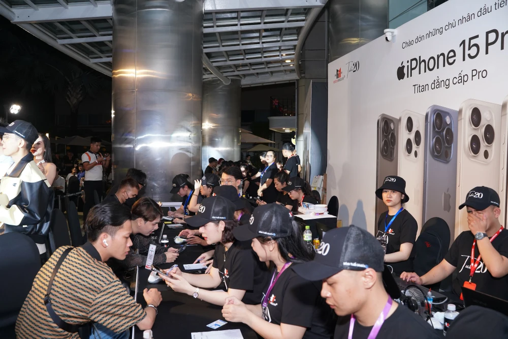 Minh Tuấn Mobile giao hơn 500 máy iPhone 15 series cho khách đặt trước. Ảnh: TIỂU MINH
