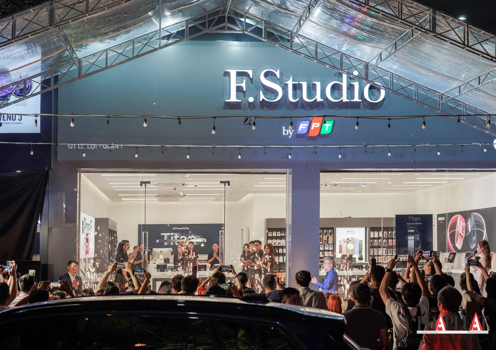 Hệ thống FPT Shop giao iPhone 15 series sớm cho người tiêu dùng. Ảnh: TIỂU MINH