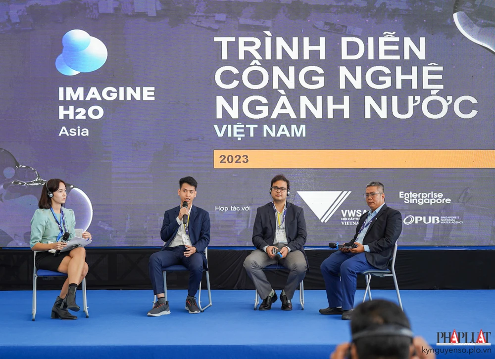 Ông Trần Kim Thạch - Trưởng phòng Quản lý Chất lượng Nước tại SAWACO (bìa phải). Ảnh: TIỂU MINH