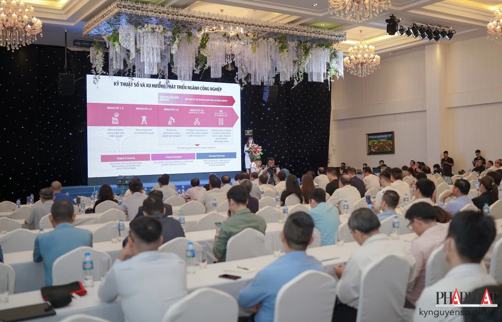 Bà Nguyễn Trúc Vân - GĐ Trung tâm Mô phỏng và Dự báo Kinh tế - Xã hội TP.HCM với bài chia sẻ về chiến lược thúc đẩy phát triển Kinh tế số - Xã hội số tại TP. HCM. Ảnh: TIỂU MINH