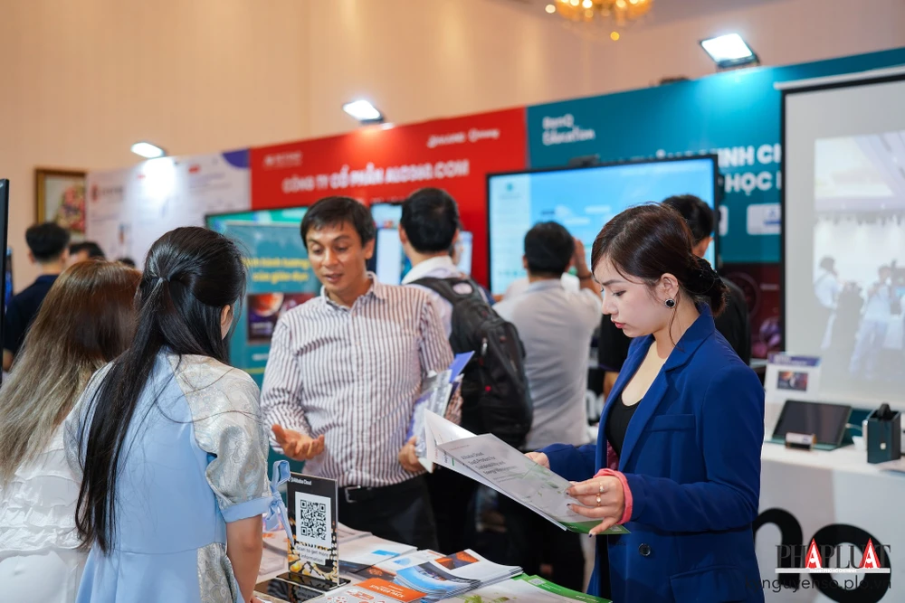 Các gian hàng thu hút đông khách tham quan. Ảnh: TIỂU MINH