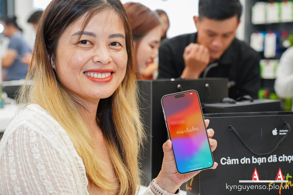 Người dùng hào hứng trên tay iPhone 15 Pro Max trong đêm mở bán sản phẩm. Ảnh: TIỂU MINH