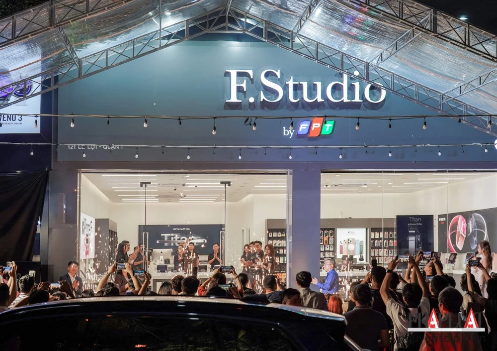 Dù nửa đêm nhưng iPhone 15 series vẫn thu hút người dùng đam mê công nghệ. Ảnh: TIỂU MINH