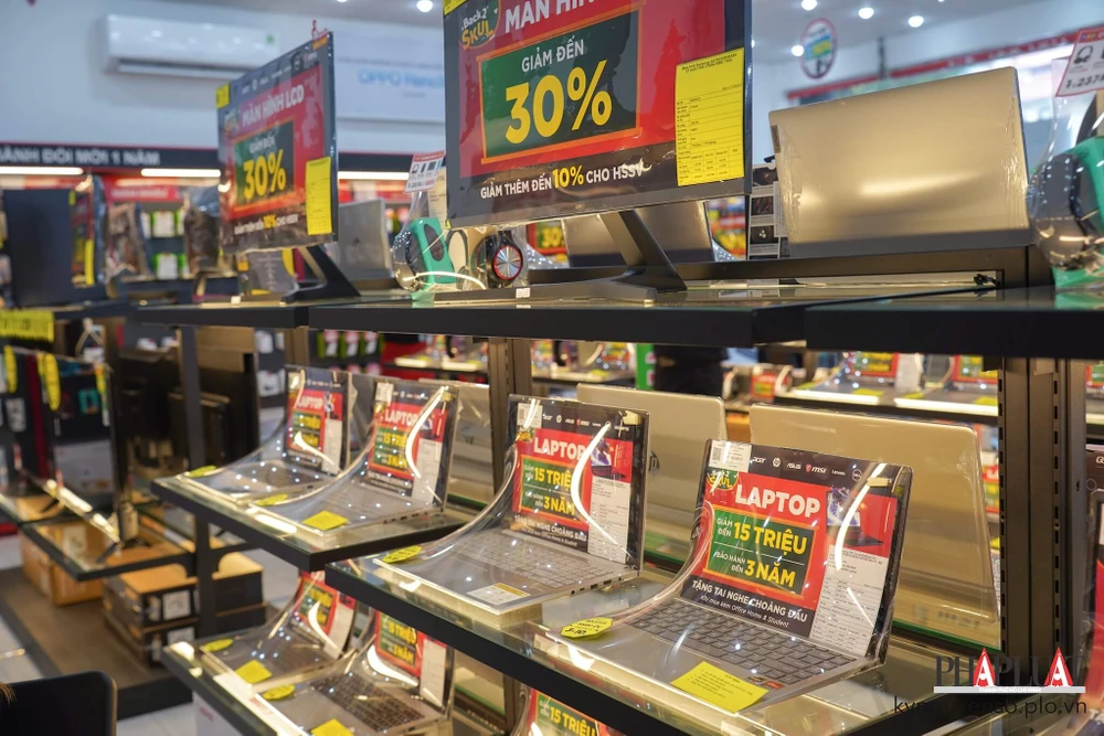 Chi tiêu mua sắm của người tiêu dùng đang tăng trở lại. Ảnh: TIỂU MINH