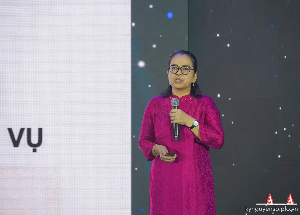 Bà Võ Thị Trung Trinh, Phó Giám đốc Sở TTTT TP.HCM giới thiệu một số giải pháp thúc đẩy triển khai dịch vụ công tại TP.HCM. Ảnh: TIỂU MINH