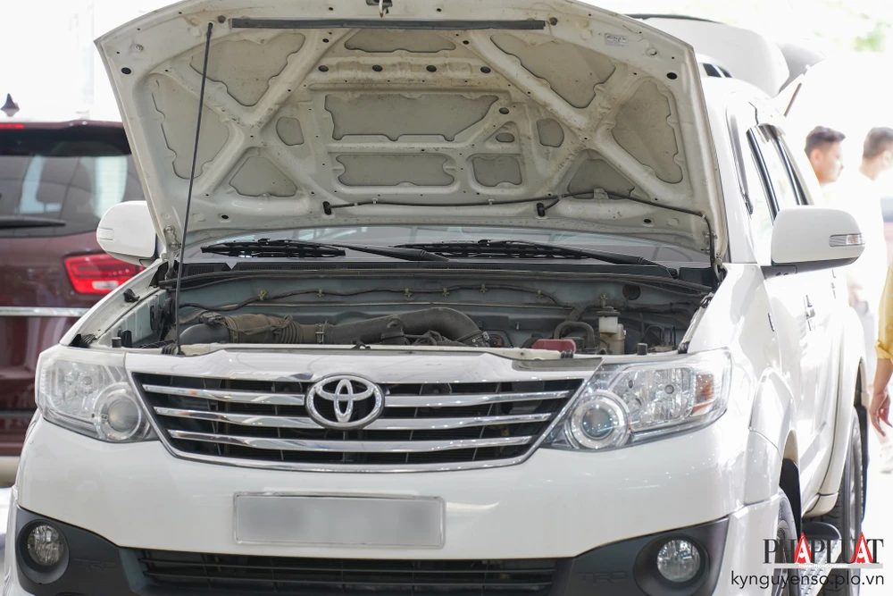 Đọc kĩ sách hướng dẫn sẽ giúp kéo dài tuổi thọ ô tô. Ảnh: TIỂU MINH