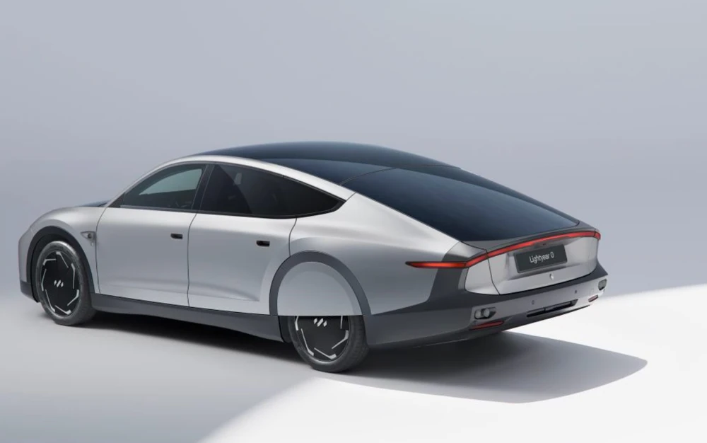Lightyear 0 gây chú ý với các tấm pin mặt trời cong trên mái, sử dụng động cơ do Elaphe's đồng phát triển trong mỗi bánh xe.