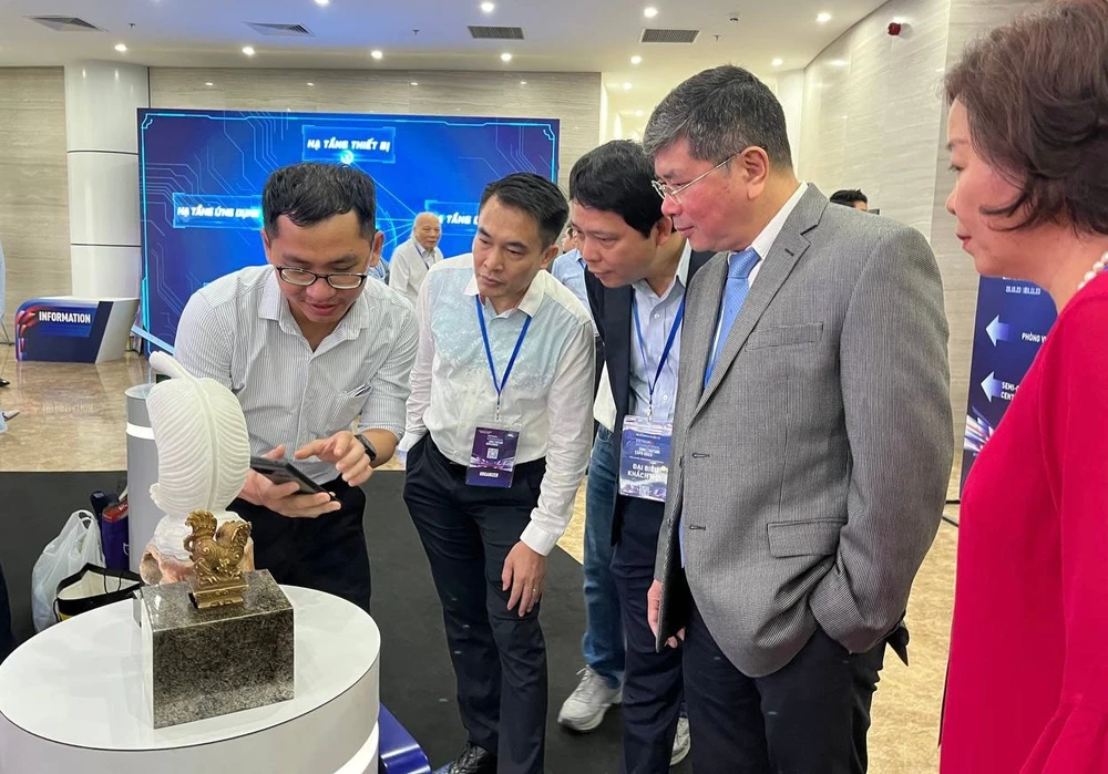 Khách tham quan tìm hiểu về công nghệ Vật lý số của Phygital Labs