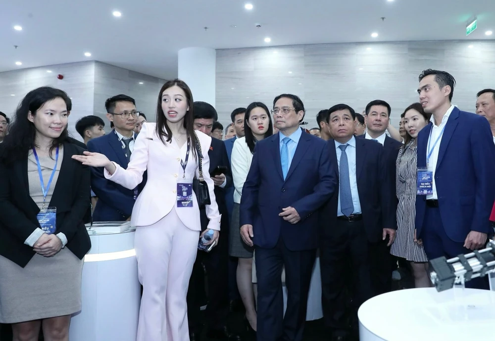 Thủ tướng Phạm Minh Chính thăm quan khu trưng bày của Phygital Labs.